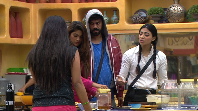 Bani and Mona in an argument. (COLORS)