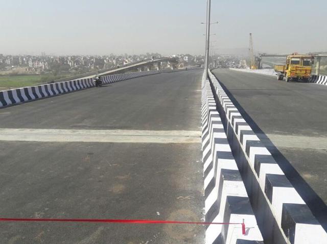 Mukundpur flyover is a part of the signal free road project between Vikaspuri and Wazirabad. The Madhuban Chowk to Mukharba Chowk stretch of the project was opened in January. (Sushil Kumar /HT FILE) Mukundpur flyover is a part of the signal free road project between Vikaspuri and Wazirabad. The Madhuban Chowk to Mukharba Chowk stretch of the project was opened in January. (Sushil Kumar /HT FILE)