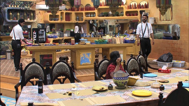 Gaurav and Swamiji fight over breakfast. (COLORS)