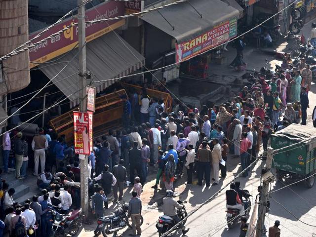 Long queues at banks in Delhi. Mohd Shakeel’s family said he went to banks early morning, hoping his turn would come. But he returned every evening disappointed.(Arun Sharma/Hindustan Times)