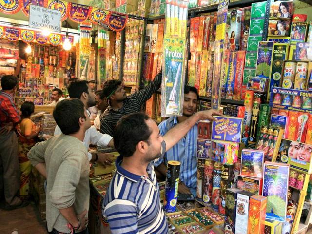 The Supreme Court had on Friday suspended the licences of all firecracker sellers in Delhi-NCR with immediate effect till further orders, virtually banning their sale and purchase.(Sonu Mehta/HT file)