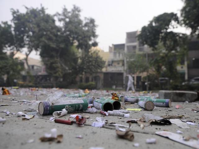 Supreme Court ordered ban on sale of fire crackers in Delhi and adjoining areas to curb rising pollution levels. (HT File Photo) Supreme Court ordered ban on sale of fire crackers in Delhi and adjoining areas to curb rising pollution levels. (HT File Photo)