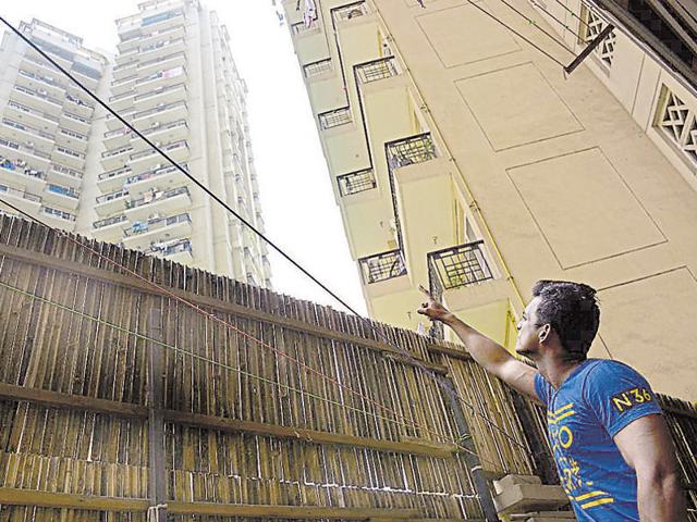 Arshi’s brother points to the flat where Kale was staying. (Sakib Ali/HT) Arshi’s brother points to the flat where Kale was staying. (Sakib Ali/HT)