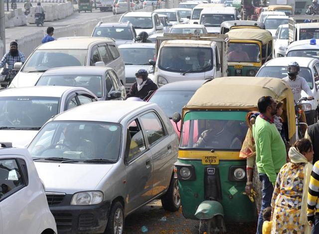 Traffic chaos during the Valmiki Murti Darshan Yatra on Ferozepur Road in Ludhiana on Thursday.(Gurminder Singh/HT) Traffic chaos during the Valmiki Murti Darshan Yatra on Ferozepur Road in Ludhiana on Thursday.(Gurminder Singh/HT)
