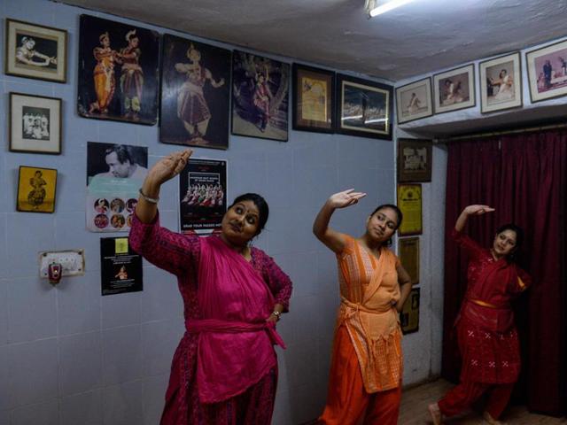 (L-R) Students Priyanka Venkateswaran (36), Ankita Nayak (16) and Rujuta Pandav (33) participate in an Odissi dance lesson in New Delhi. Its basic dance motif is the bhangas (symmetric body bends, stance). (AFP) (L-R) Students Priyanka Venkateswaran (36), Ankita Nayak (16) and Rujuta Pandav (33) participate in an Odissi dance lesson in New Delhi. Its basic dance motif is the bhangas (symmetric body bends, stance). (AFP)