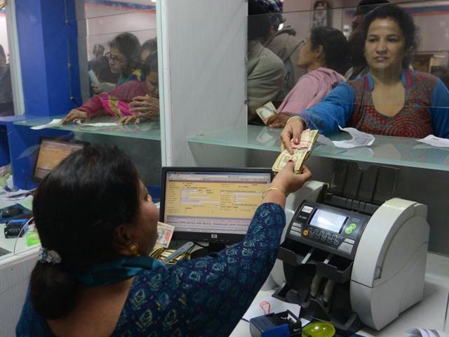 Indian bank customer deposit Rs 500 and Rs 1000 notes at a bank in Amritsar on November 25.(AFP)