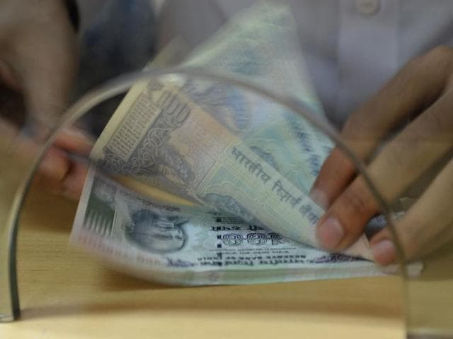 Long queues outside several banks to exchange old 500 and 1,000 rupees currency notes as ATM continues to remain closed at Sakinaka in Mumbai, on November 15, 2016. (Arijit Sen/HT File Photo) Long queues outside several banks to exchange old 500 and 1,000 rupees currency notes as ATM continues to remain closed at Sakinaka in Mumbai, on November 15, 2016. (Arijit Sen/HT File Photo)