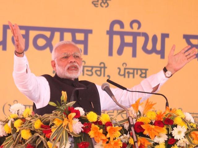 PM Modi speaking at the AIIMS foundation-laying function in Bathinda on Friday.(Sanjeev Kumar/HT Photo)