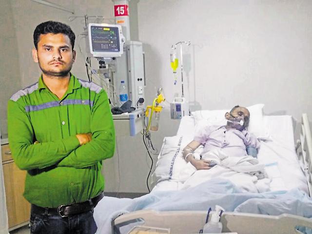 Amit Gupta (green shirt) with his father Harikrishna, who is in need of a liver transplant, in a Bhopal hospital. (HT photo) Amit Gupta (green shirt) with his father Harikrishna, who is in need of a liver transplant, in a Bhopal hospital. (HT photo)