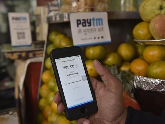 Small vendors on street sides are accepting PayTM as a mode of payment post demonetisation in New Delhi. (Saumya Khandelwal/HT Photo) Small vendors on street sides are accepting PayTM as a mode of payment post demonetisation in New Delhi. (Saumya Khandelwal/HT Photo)