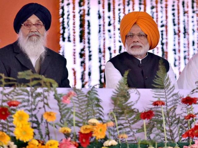 Prime Minister Narendra Modi with Punjab CM Parkash Singh Badal and deputy CM Sukhbir Singh Badal at a function to mark the 350th birth anniversary celebrations of Shri Guru Gobind Singh Ji at Anandpur Sahib Gurudwara in Punjab on Friday.(PTI)