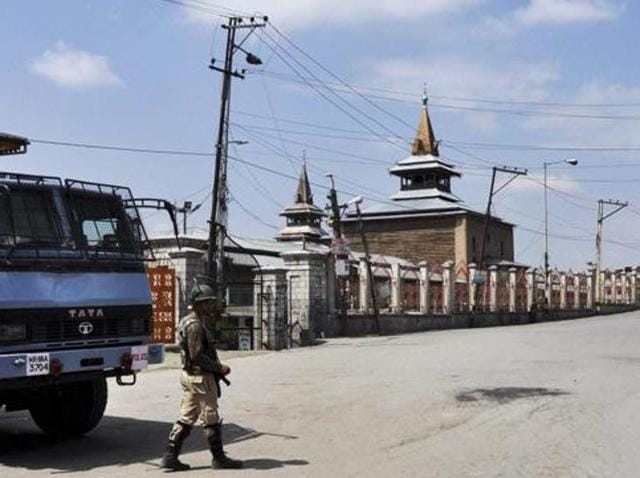 A security jawan stands guard on a deserted street near Jamia Masjid in Srinagar.(PTI File Photo) A security jawan stands guard on a deserted street near Jamia Masjid in Srinagar.(PTI File Photo)