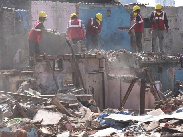 Workers chip away at Sane Guruji Nagar in Mahalaxmi on Friday. (Anshuman Poyrekar/HT PHOTO) 