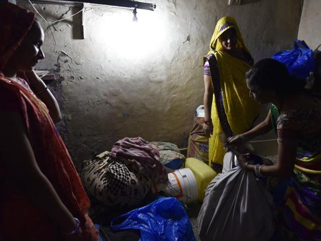 A Bhutani family packs their belongings before they vacate their house at Sane Guruji Nagar. (Anshuman Poyrekar/HT PHOTO) 