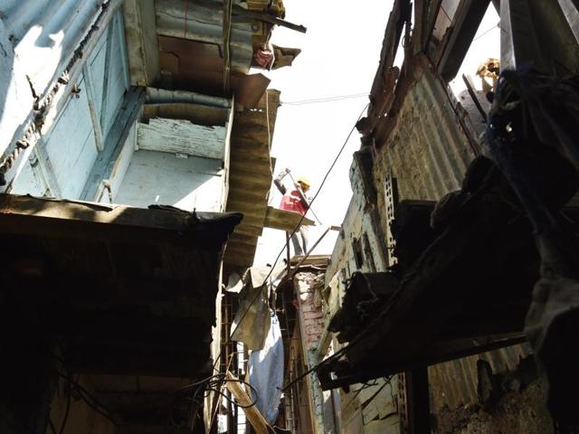 A construction worker makes way for change at Sane Guruji Nagar, Mahalaxmi. (Anshuman Poyrekar/HT PHOTO) 