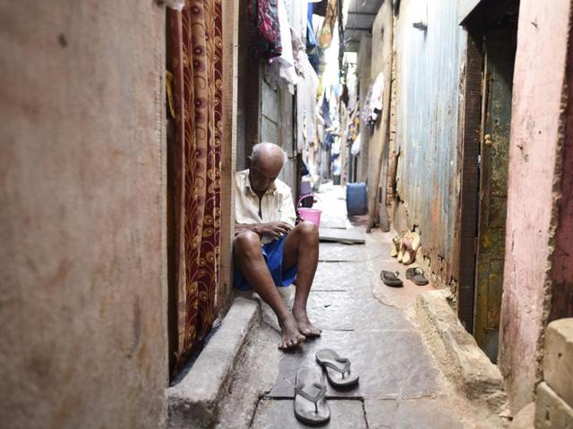 The redevelopment plan includes rehabilitating slumdwellers and refurbishing the open laundry, which is more than a century old and is a city heritage structure. (Anshuman Poyrekar/HT PHOTO) 