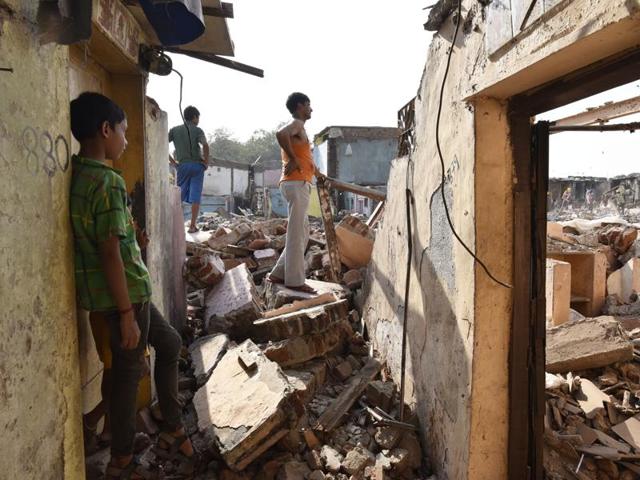 People take a last look at where their homes once stood. (Anshuman Poyrekar/HT PHOTO) 