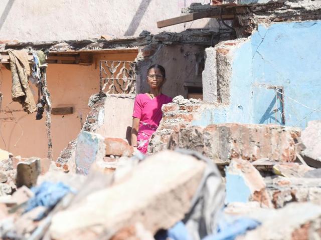 A Dhobi Ghat resident takes a final look at the place where her children grew up. (Anshuman Poyrekar/HT PHOTO) 