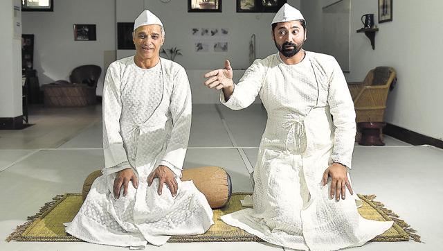 Actor Sunil Mehra with his dastangoi partner Askari Naqvi a human rights lawyer, during a dress rehearsal for Ismat Chughtai’s short story, Gharwali, in Delhi.(Sanjeev Verma/HT Photo)