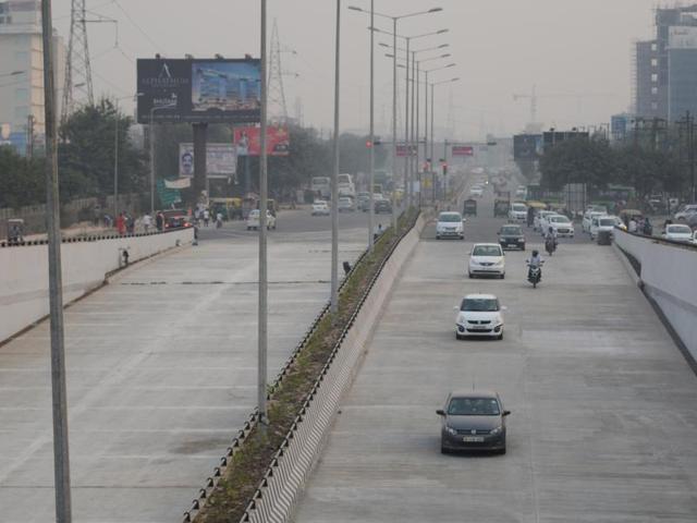 The underpass was constructed under NH-24 to provide relief to commuters travelling between Noida and Ghaziabad without interfering with the traffic moving on NH-24, between Ghaziabad and Delhi.(Burhaan Kinu/HT PHOTO)