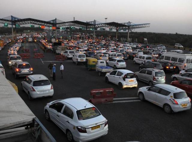 Traffic congestion at the toll plaza on Gurgaon-Faridabad road on Friday evening.(Parveen Kumar/HT Photo) Traffic congestion at the toll plaza on Gurgaon-Faridabad road on Friday evening.(Parveen Kumar/HT Photo)