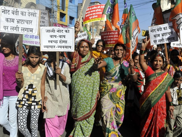 People take part in a rally to support of demonetisation in Indore on Friday.(Arun Mondhe / HT photo)