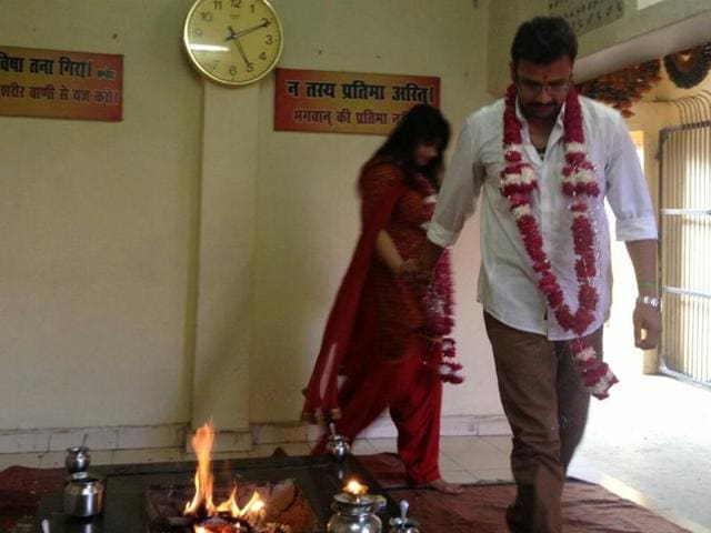 Aman Mani Tripathi and Sara during their wedding at an Arya Samaj temple in Lucknow in July 2013.(Photo by special arrangement)