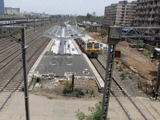 Sources said in case of Oshiwara station, the government completed the necessary procedure, including getting the district collector’s report, before issuing the notification.(HT)