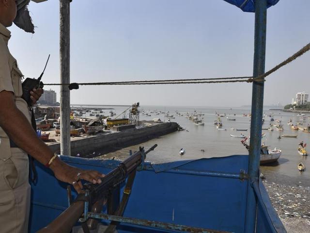 A constable keeps watch at Badhwar Park — where the LeT terrorists who attacked Mumbai landed in 2008.(Vijayanand Gupta/HT PHOTO) A constable keeps watch at Badhwar Park — where the LeT terrorists who attacked Mumbai landed in 2008.(Vijayanand Gupta/HT PHOTO)