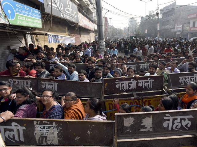 People line up outside State Bank of India to deposit and exchange banned currency notes for new ones at Gandhi Nagar in New Delhi.(Sonu Mehta/Hindustan Times) People line up outside State Bank of India to deposit and exchange banned currency notes for new ones at Gandhi Nagar in New Delhi.(Sonu Mehta/Hindustan Times)