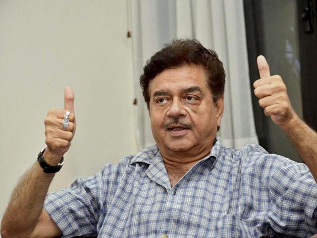 BJP MP Shatrughan Sinha feels a special committee is required to deal with problems which have risen post demonetisation.(PTI)