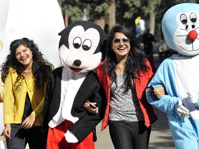 Girls enjoying at Chandigarh Carnival-2016 at Leisure Valley, Sector-10, Chandigarh on Friday, November 25, 2016. (Karun Sharma/ Hindustan times)