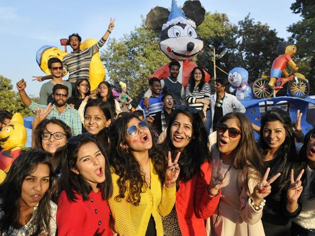 Girls enjoying at Chandigarh Carnival-2016 at Leisure Valley, Sector-10, Chandigarh on Friday, November 25, 2016. (Karun Sharma/ Hindustan times)