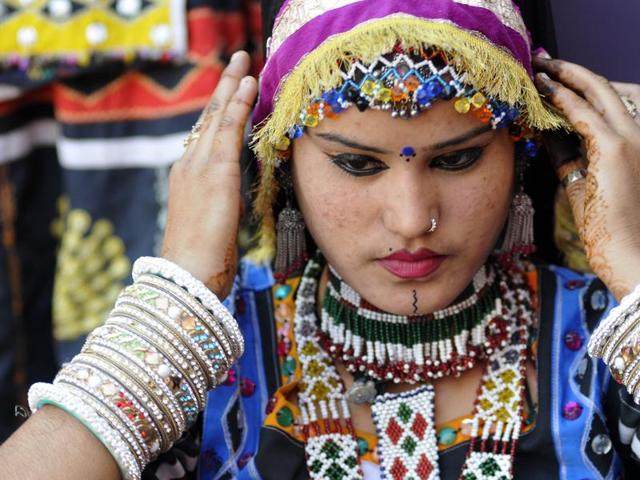 An artist from Rajasthan at Chandigarh Carnival-2016 at Leisure Valley, Sector-10, Chandigarh on Friday, November 25, 2016. (Karun Sharma/ Hindustan times)
