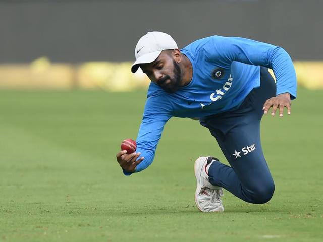 India's head coach Anil Kumble (left) talks with KL Rahul (centre) as wicketkeeper Wriddhiman Saha watches in Vizag(AFP)