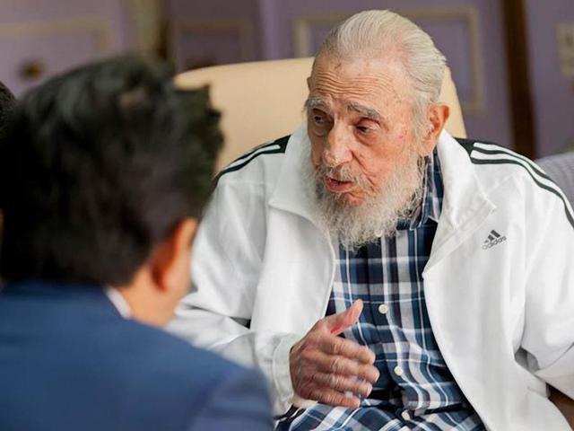 In this handout picture released by Cuban newspaper Granma, former President Fidel Castro (R) is seen during a meeting with Japanese Prime Ministro Shinzo Abe (L), in Havana on September 22, 2016.  (AFP) 