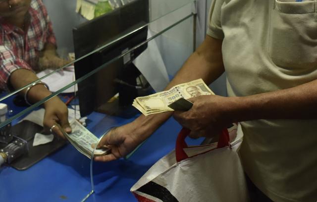 With the influx of smartphones, most helps in Delhi are aware that old denomination of Rs 500 and Rs 1,000 are banned. ( )