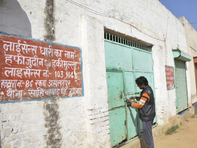 Ghaziabad , India - November 26 The wholesalers and manufacturers at the area have locked down establishment following orders by the Supreme Court. They say that it will be a major setback to them as they are already affected by demonitization . in Ghaziabad, India, on Saturday, November 26 , 2016. (Photo by Sakib Ali /Hindustan Times)(Sakib Ali/HT Photo)