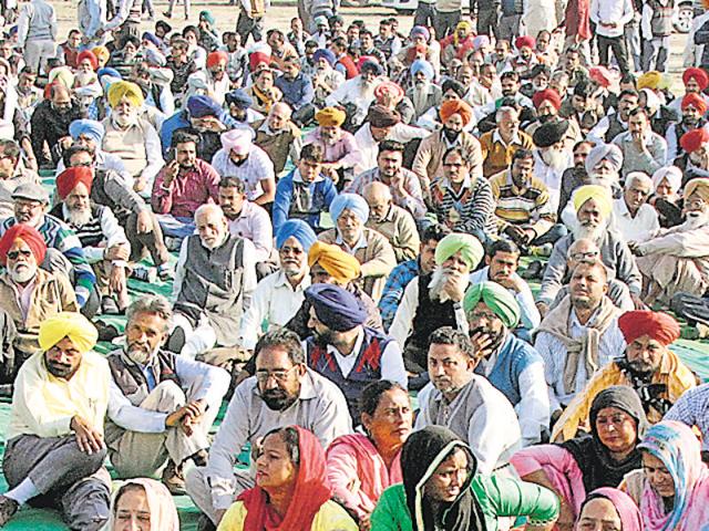 Members of State Ministerial Services Union protesting at the GLADA ground on Chandigarh Road, Ludhiana, on Friday. The protest later shifted to Vardhman Chowk where they blocked traffic for an hour. (JS Grewal/HT Photo) Members of State Ministerial Services Union protesting at the GLADA ground on Chandigarh Road, Ludhiana, on Friday. The protest later shifted to Vardhman Chowk where they blocked traffic for an hour. (JS Grewal/HT Photo)
