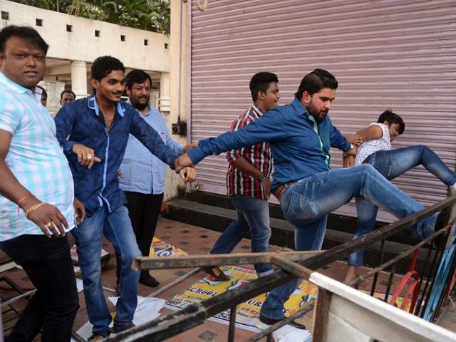Activists from various political parties attack the playschool at Kharghar on Friday morning.(Bachchan Kumar)