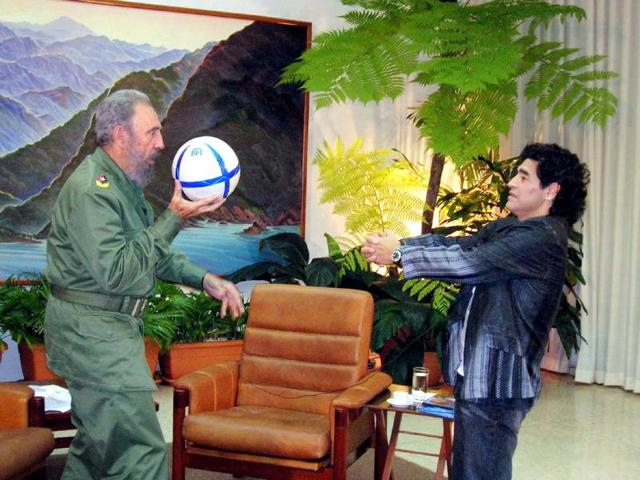 Cuban President Fidel Castro (L) and Argentine soccer legend Diego Maradona play with a ball during an interview in La Havana, in this October 26, 2005 file photo.  (REUTERS) 