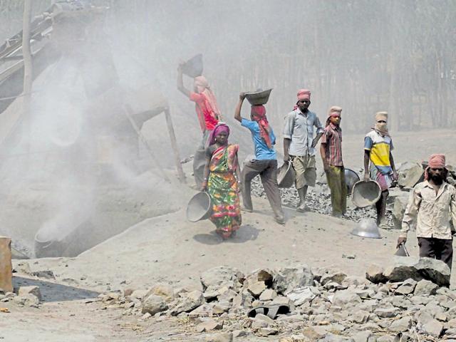 Mine workers are exposed to silica dust at a stone grinding unit near Jamshedpur.(HT file photo) Mine workers are exposed to silica dust at a stone grinding unit near Jamshedpur.(HT file photo)
