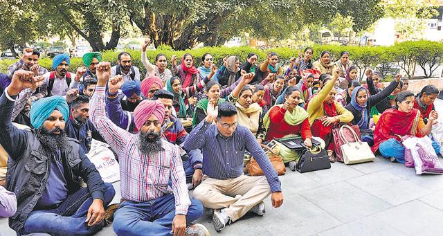 ETT teachers holding a protest outside the DC office in Ludhiana on Friday. (Gurminder Singh/HT Photo) ETT teachers holding a protest outside the DC office in Ludhiana on Friday. (Gurminder Singh/HT Photo)
