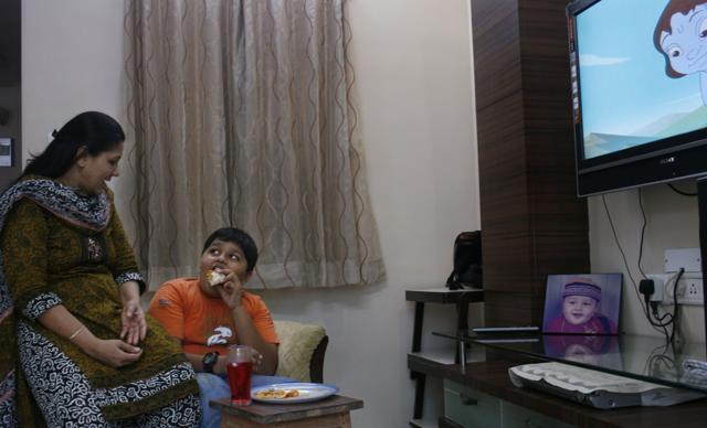 Experts say that parents are to be blamed to some degree for obesity in their children as they often neglect the unhealthy dietary habits and patterns followed by these children. (Puneet Chandhok/HT Photo) Experts say that parents are to be blamed to some degree for obesity in their children as they often neglect the unhealthy dietary habits and patterns followed by these children. (Puneet Chandhok/HT Photo)