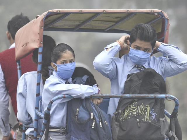 The lung capacity of children living in polluted environments can be reduced by 20%, which is similar to the effect of growing up exposed to secondhand smoke at home.(Mohd Zakir/HT Photo)