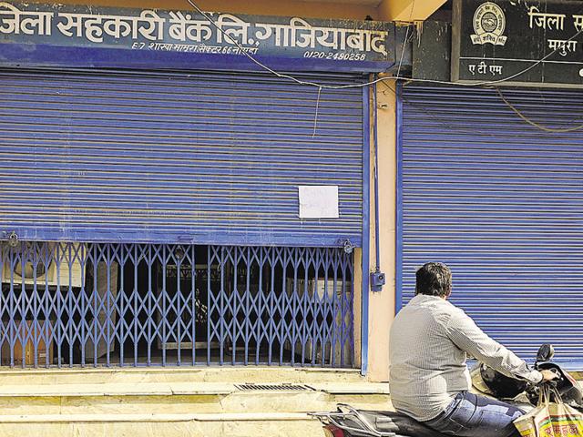 Majority of customers of cooperative banks do not have accounts in any other banks where they can deposit the banned notes.(Burhaan Kinu/HT PHOTO)