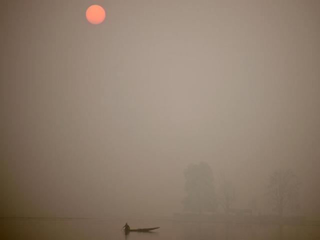 Fog shrouds Kashmir’s Dal lake during sunset as a fisherman rows his boat in Srinagar on November 23, 2016. A cold wave is going through Jammu and Kashmir, with most places recording sub-zero temperatures. (Tauseef Mustafa/AFP) Fog shrouds Kashmir’s Dal lake during sunset as a fisherman rows his boat in Srinagar on November 23, 2016. A cold wave is going through Jammu and Kashmir, with most places recording sub-zero temperatures. (Tauseef Mustafa/AFP)