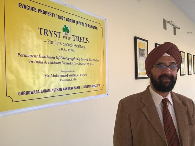DS Jaspal (L) and Khalid Ali (C), secretary, Evacuee Property Trust Board, Pakistan, speaking to media after inauguration of permanent exhibition of sacred trees at Nankana Sahib Gurdwara in Pakistan.(HT Photo)