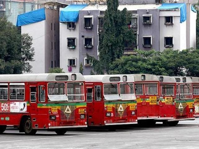 Currently, the passengers visit BEST bus depots or stations to buy the smart cards or recharge e- purses, which is cumbersome and therefore most people prefer buying ticket using cash.(HT File Photo)