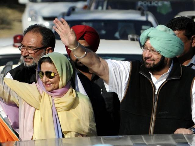 Punjab Congress president Captain Amarinder Singh, along with his MLA wife Preneet Kaur, and other party leaders during a road show at Ghanour in Patiala on Saturday.(Bharat Bhushan/HT Photo)